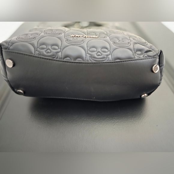 NWT Betsy Johnson Black Skull Embossed Bag - Xomia - Picture 3 of 7